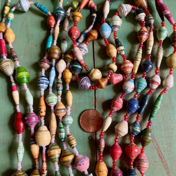 Two Vintage Paper Mâché Long Layering Necklaces - Picture 7 of 9